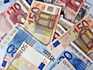 Euro Climbs Against the US Dollar as China Worries Grow