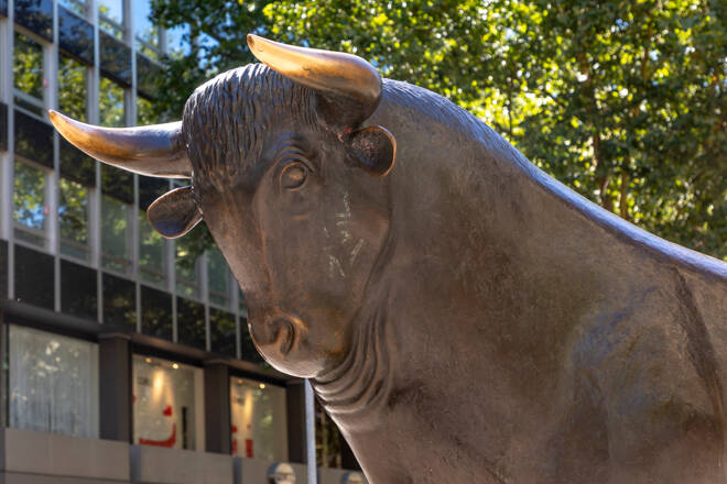 Bull sculpture in front of Frankfurt Stock Exchange building Bul