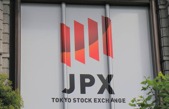 Asian Shares Pressured by Plunge in Oil Prices, Japanese Exports