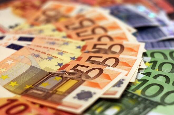 EUR/USD Price Forecast – Euro Falls Towards 50 Day EMA