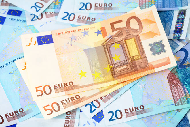 Euro Stabilizes a Bit After Plunge