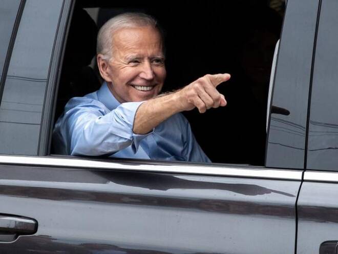 biden_pointing_from_limo_window_cropped