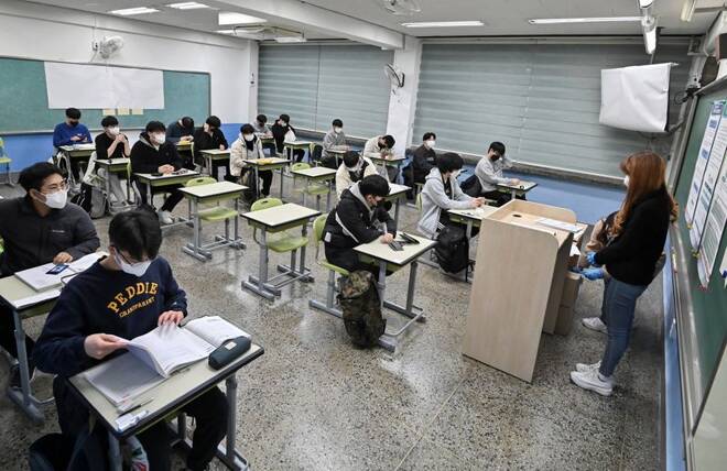 South Korean students take college entrance exam, amid COVID-19 outbreak, in Seoul