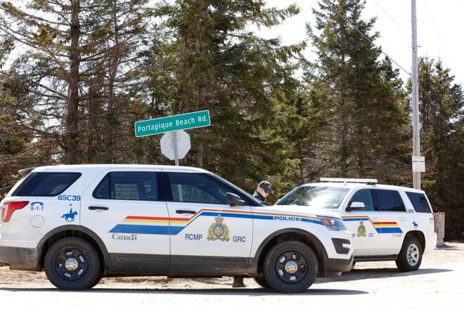 RCMP officers maintain road block after Wortman manhunt in Portapique