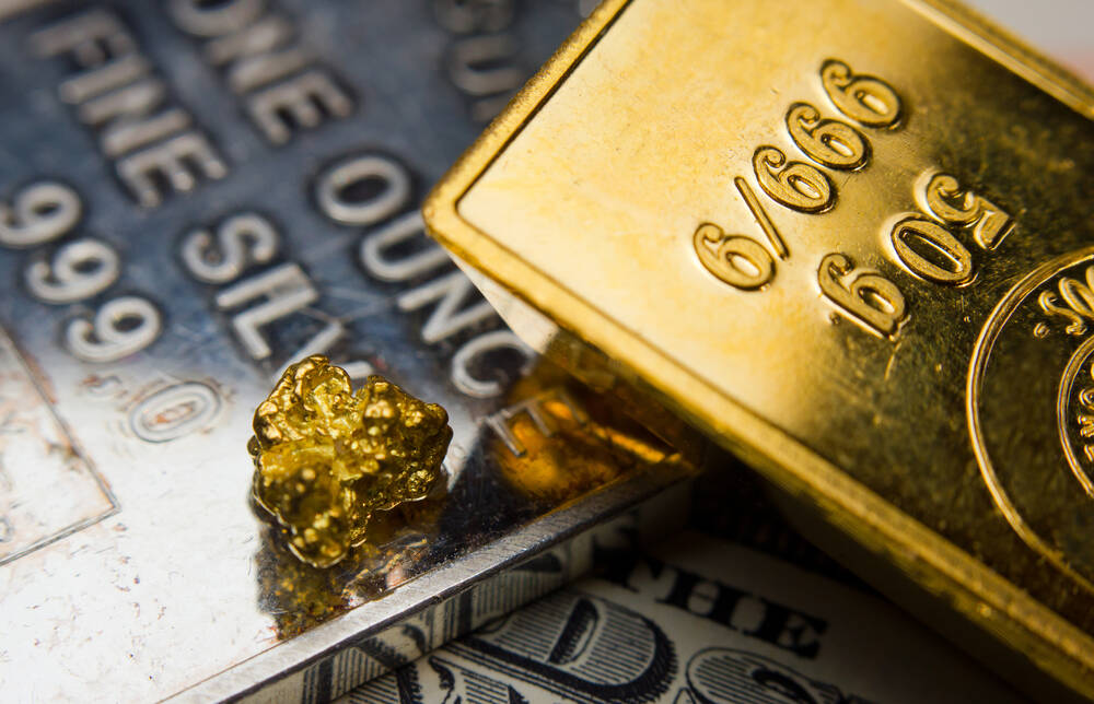 Close-up,Of,A,Gold-ingot,And,Nugget,On,Top,Of,A