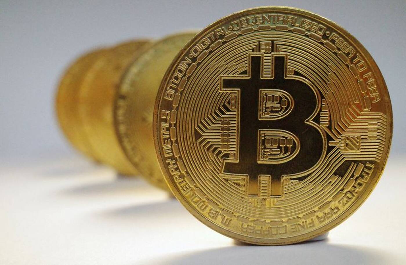 Bitcoin falls 6.1 percent to $47,607