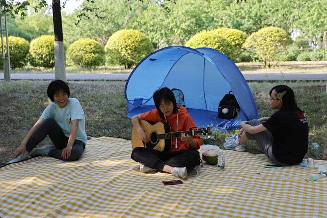 Residents camp out amid city's COVID-19 outbreak in Beijing