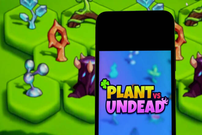 Plant vs Undead logo on phone
