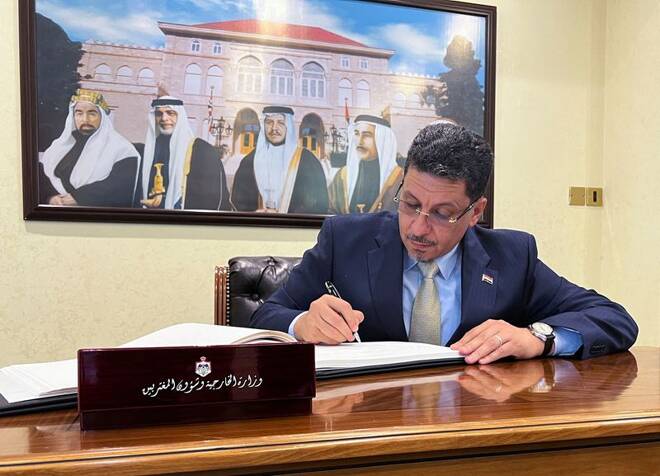 Yemeni Foreign Minister Ahmed Awad Bin Mubarak writes in a visitors' book at the the Jordanian Foreign Ministry in Amman
