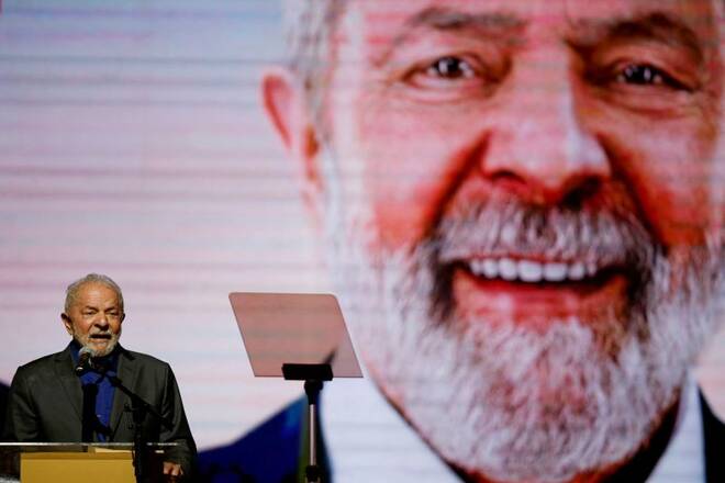 Presidential candidate Lula closes his political campaign in Sao Paulo