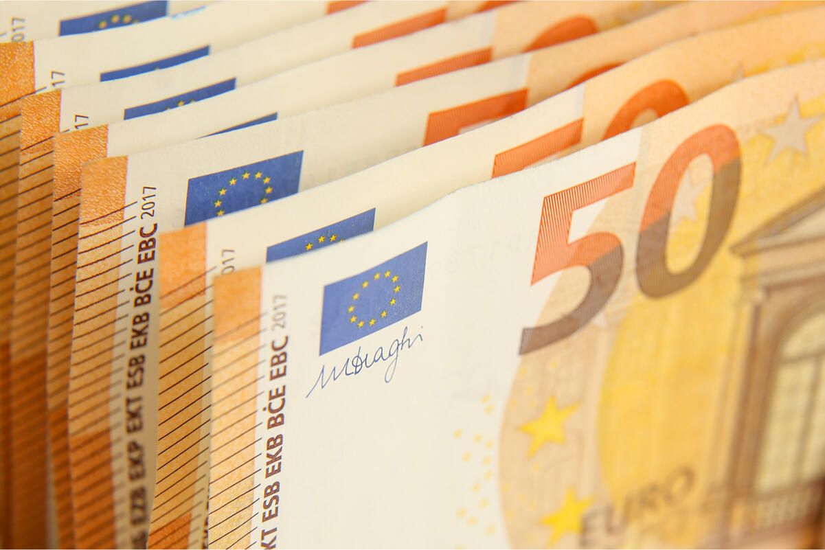 EUR/USD Price Forecast – Euro Pulls Back From 50 day EMA