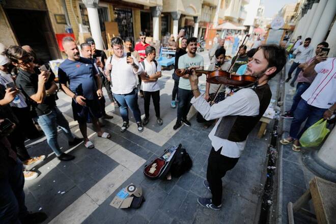 Briton Dan Hodd, 29 years old, who left Spain about a month ago to go to the COP27 in Sharm el Sheikh without flying, but mostly biking and using public transportation, plays the violin