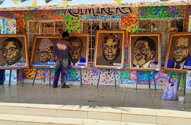Congolese artist paints politicians' portraits in plastic in Bukavu