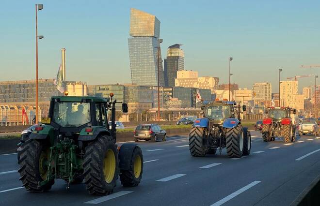 French farmers converge on Paris, to protest over pesticide restrictions