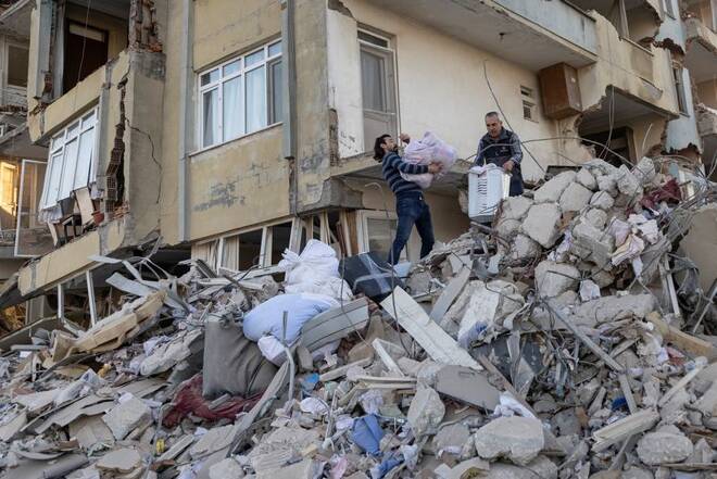 Turkey quake survivors risk it all to retrieve belongings