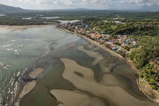 Oil spill in central Philippines
