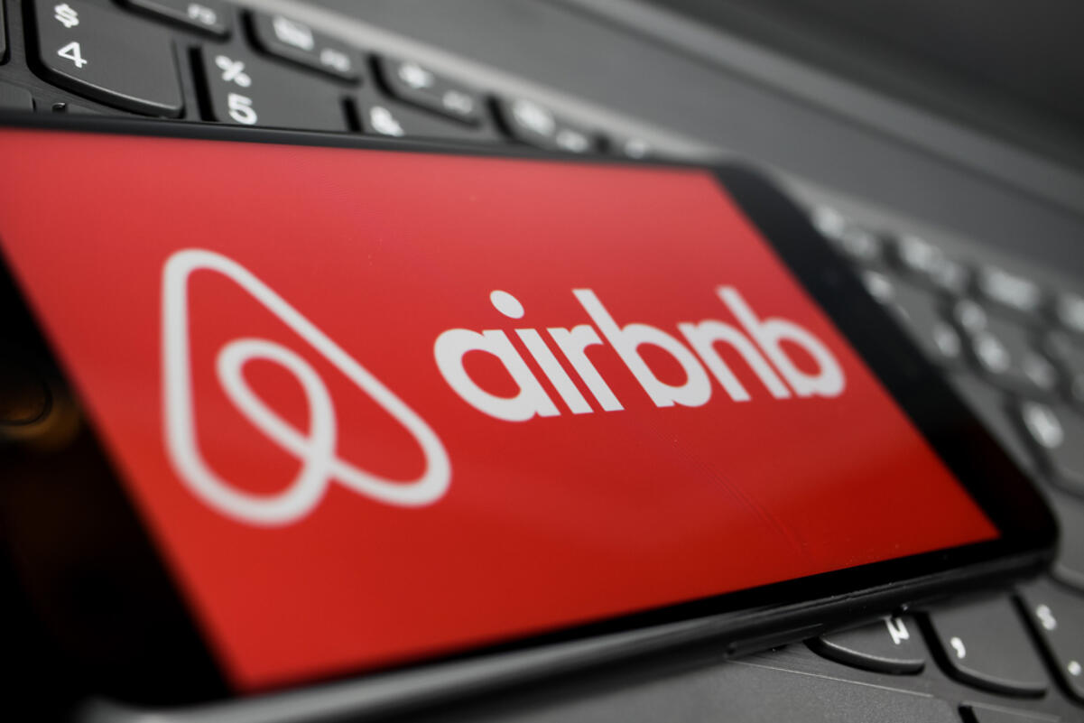 Airbnb forecasts fewer bookings, lower prices in Q2; shares slump