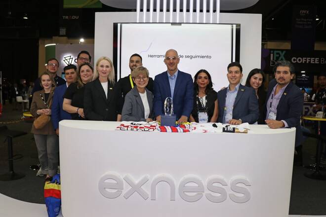 Exness team receiving an award. FX Empire