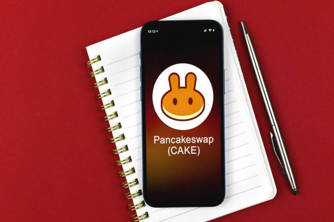 Logo di Pancake Swap visualizzato su smartphone. FX Empire