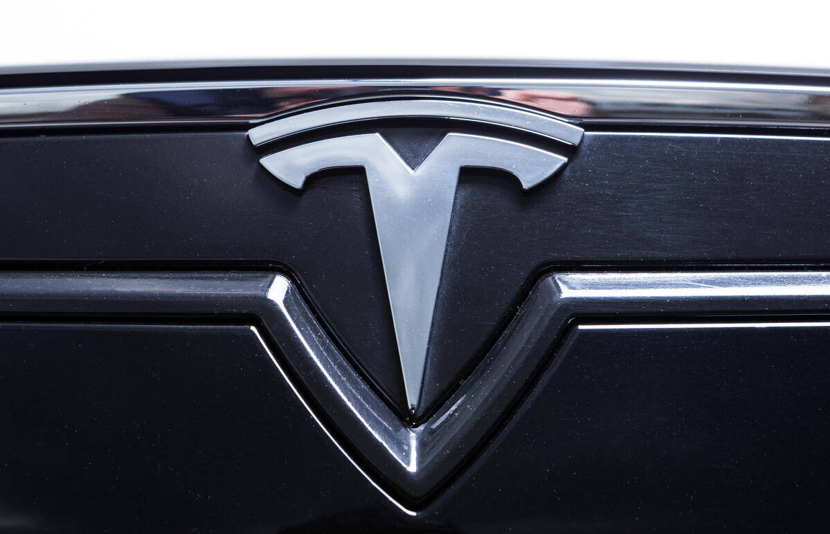 Tesla logo on the car. FX Empire