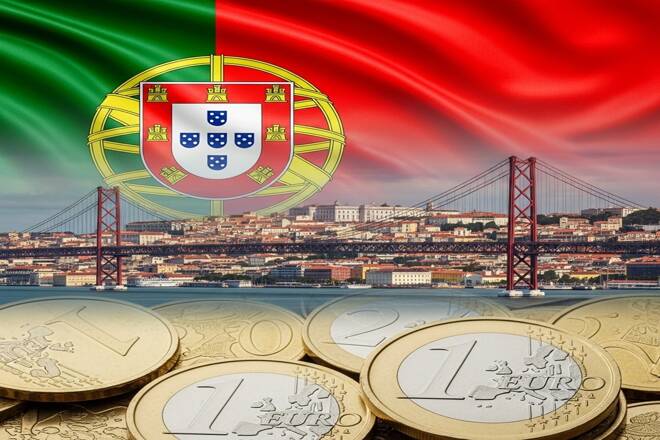 Tiền xu euro và cờ Bồ Đào Nha. FX Empire