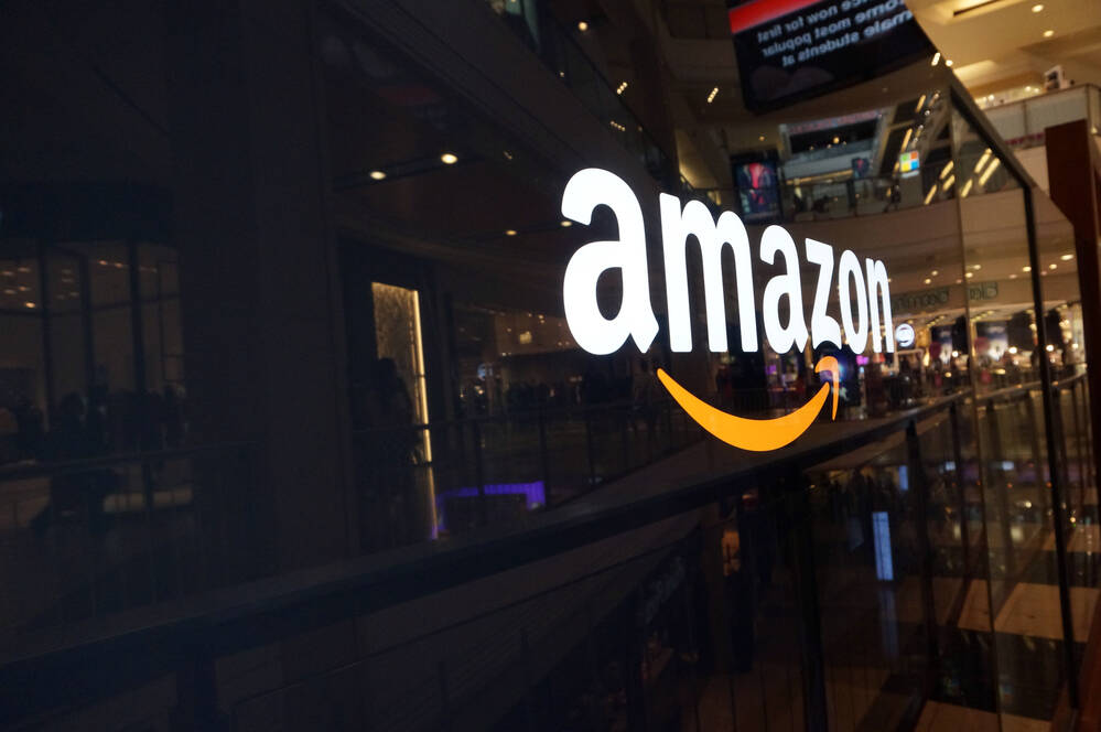 Logo de Amazon sobre una pared negra y brillante en un centro comercial de San Francisco. FX Empire
