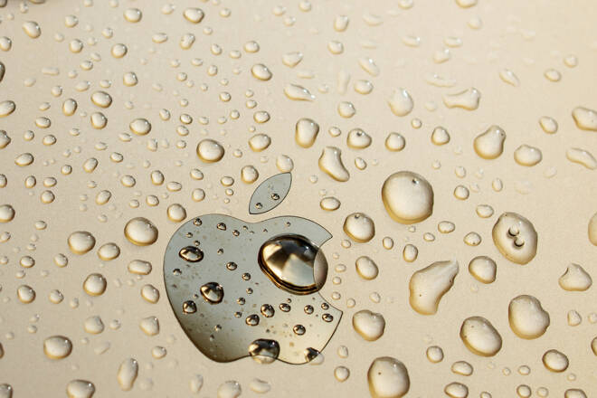 iPhone 7 Plus waterproof - Apple logo covered with water. FX Empire