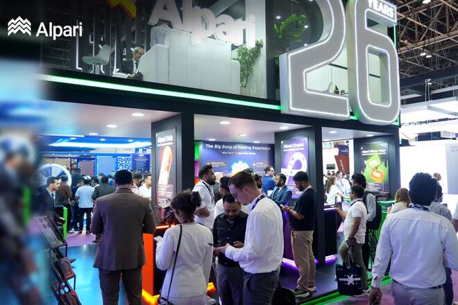 People at the Forex Expo Dubai 2025 and the Alpari logo. FX Empire