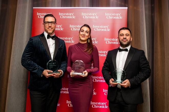 Ilya Holeu and FxPro team members receiving award. FX Empire