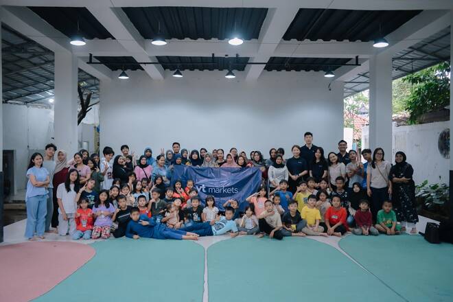 VT Markets and YCAB Foundation teams, and people celebrating Ramadan in Jakarta.