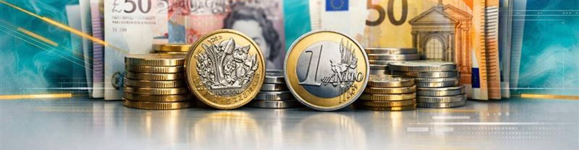 Monete e banconote in euro, bandiere britanniche.