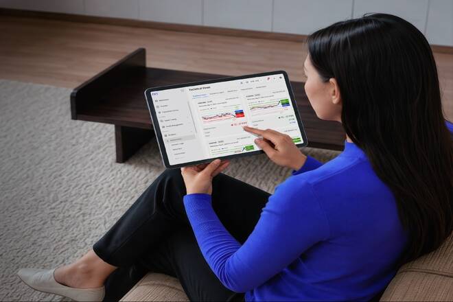 Girl using the FXTRADING.com platform