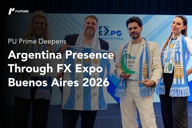 PU Prime representatives holding an Argentina football jersey and an award at FX Expo Buenos Aires 2026.