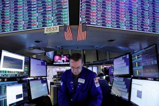 S&P 500 ends with slim gain as tech strength offsets cyclical woes