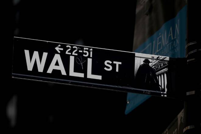 Placa próxima à Bolsa de Valores de Nova York sinaliza Wall St
