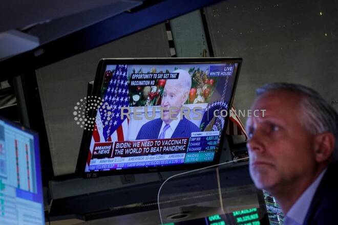 Operador na Bolsa de Nova York assiste a pronunciamento do presidente dos EUA, Joe Biden, sobre a variante ômicron do coronavírus