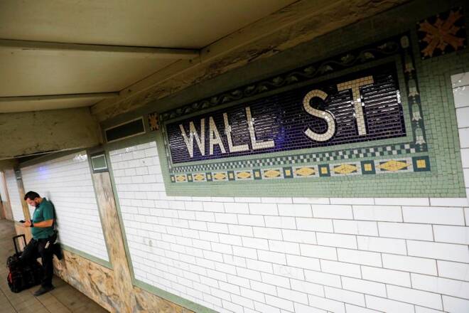 Pessoa aguarda na estação de metrô de Wall Street no distrito financeiro de Manhattan, Nova York, EUA