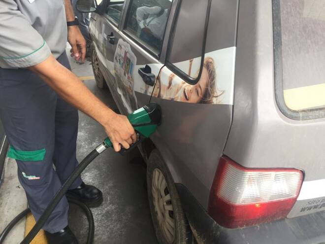 Frentista abastece carro com etanol em Cuiabá