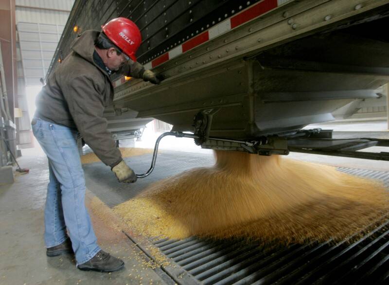 Caminhão descarrega milho em Iowa