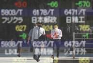 Quadro eletrônico exibe preços das ações do Japão em corretora em Tóquio