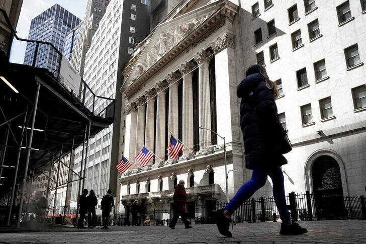 Pedestre caminha em frente à Bolsa de Valores de Nova York