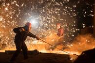 Trabalhadores em usina de aço em Jinan, na província de Shandong, China