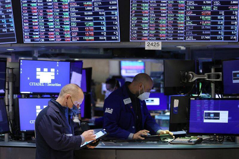 Operadores trabalham no salão da Bolsa de Valores de Nova York em Manhattan