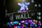Placa de rua de Wall St. vista do lado de fora da Bolsa de Valores de Nova York (NYSE), EUA, 17 de dezembro de 2019. REUTERS/Brendan McDermid