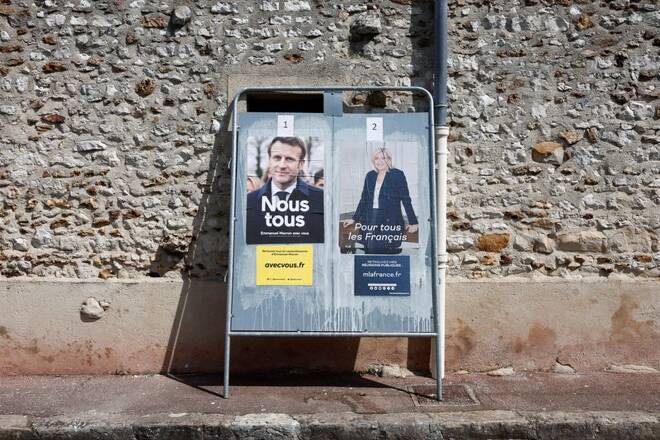 Pôsteres de campanha eleitoral francesa em rua de Longnes, na França