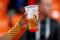 Torcedor segura copo de cerveja durante partida da Copa do Mundo, em 2018