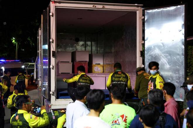 Equipes de resgate carregam um caminhão com os caixões de vítimas de chacina em creche na Tailândia.REUTERS/Athit Perawongmetha