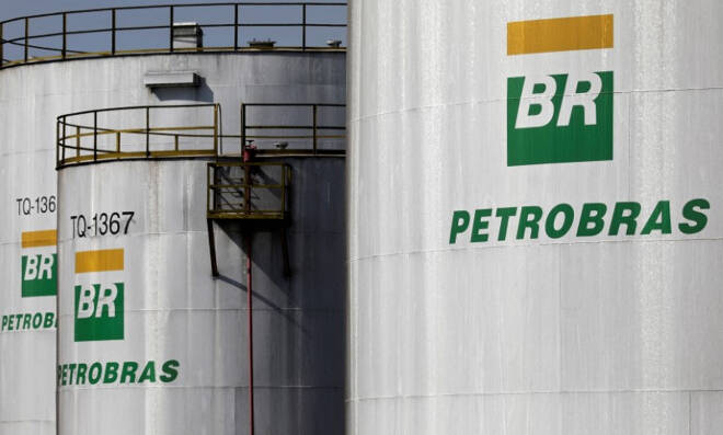 Tanques de combustível com logo da Petrobras na refinaria de Paulínia