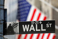 Placa em frente à Bolsa de Valores de Nova York sinaliza Wall Street