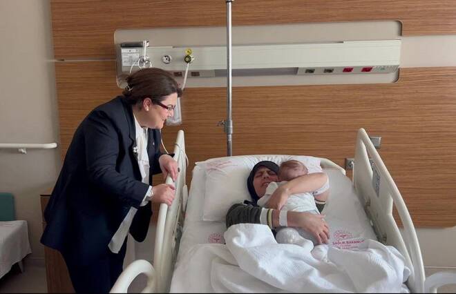 Mãe reencontra sua bebê quase dois meses após terremoto na Turquia